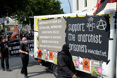 Demonstration "Wer hat der gibt" in Hamburg Blankenese am 21.08.21; Demowagen - support the anarchist prisoners.