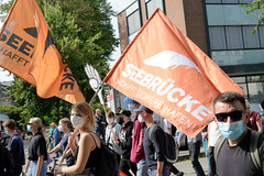 Demonstration "Wer hat der gibt" in Hamburg Blankenese am 21.08.21; Fahnen - Seebrücke, schafft sichere Häfen.
