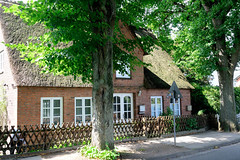 Fotos aus dem Hamburger Stadtteil Sülldorf im Bezirk Hamburg Altona. Wohnhaus im Sülldorfer Kirchenweg; der Altenteiler steht unter Denkmalschutz.