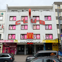 Fotos aus dem Hamburger Stadtteil Sankt Pauli, Bezirk Hamburg Mitte; Bordell Geiz Club an der Reeperbahn - Eingang Schnellrestaurant McDonald's.