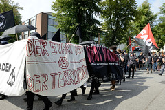 Demonstration "Wer hat der gibt" in Hamburg Blankenese am 21.08.21; Transparent - Der Staat ist der Terrorist.