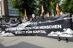 Demonstration "Wer hat der gibt" in Hamburg Blankenese am 21.08.21; Transparent - Seebrücke - schafft sichere Häfen - Offene Grenzen für Menschen statt für Kapital.