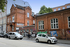 Fotos aus dem Hamburger Stadtteil Sankt Pauli, Bezirk Hamburg Mitte; historisches Wohnhaus und Turnhalle in der Simon von Utrecht Straße - erbaut 1885 - Architekten Hallier & Fitschen.