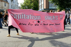 Demonstration "Wer hat der gibt" in Hamburg Blankenese am 21.08.21; Transparent - Capitlism sucks - Alles für Alle - Tout pour tous.