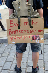 Demonstration "Wer hat der gibt" in Hamburg Blankenese am 21.08.21; selbstgemaltes Pappschild - Esst mehr Bonzenschweine # freegan.