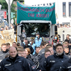Demonstration "Wer hat der gibt" in Hamburg Blankenese am 21.08.21; Polizei und Demonstrationszug.