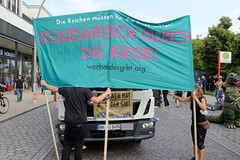 Demonstration "Wer hat der gibt" in Hamburg Blankenese am 21.08.21; Transparent - Solidarisch durch die Krise.