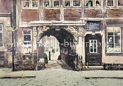 Schwibbogen mit Evangelisten (Matthäus / Marcus) über dem Buden-Durchgang  an der Jacobi-Kirche in der Hamburger Altstadt an der Steinstraße - die Gebäude wurden um 1880 abgerissen, der Bogen ins Museum für Kunst + Gewerbe gebracht.