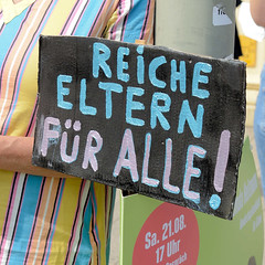 Demonstration "Wer hat der gibt" in Hamburg Blankenese am 21.08.21; Schild - Reiche Eltern für Alle!