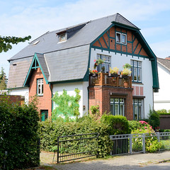 Fotos aus dem Hamburger Stadtteil Sülldorf im Bezirk Hamburg Altona. Wohnhaus im  Heimatsstil - Fachwerkgiebel am Fruchtweg.
