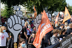 Demonstration "Wer hat der gibt" in Hamburg Blankenese am 21.08.21; Demonstrationszug - Fahnen und Fäuste.
