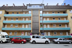 Fotos aus dem Hamburger Stadtteil Sankt Pauli, Bezirk Hamburg Mitte; schlichtes Wohnhaus mit gelber Klinkerfassade und mintgrünen Laufgang / Treppenhaus mit teilweise bunten Glasbausteinen - Baustil der 1960er Jahre.
