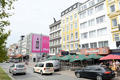 Fotos aus dem Hamburger Stadtteil Sankt Pauli, Bezirk Hamburg Mitte; Geschäftshäuser, Wohngebäude in der Reeperbahn.