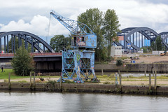 Fotos aus dem Hamburger Stadtteil Rothenburgsort, Bezirk Hamburg Mitte; historischer Kran am Billhafen, dahinter Straßenbrücke über den Oberhafenkanal sowie die NordeElbe.