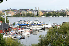 Fotos aus Stockholm, der Hauptstadt Schwedens; Liegeplätze von Booten im Pålsund - Panorama der Stadt.