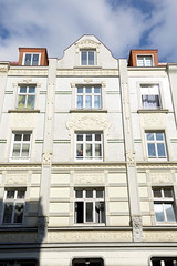 Fotos aus dem Hamburger Stadtteil Wilhelmsburg, Bezirk Hamburg-Mitte; Etagenhaus mit Jugendstildekor am Vogelhüttendeich.