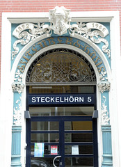 Fotos aus dem Hamburger Stadtteil Altstadt, Bezirk Hamburg Mitte; reich verzierter Eingang eines Kontorhauses im Steckelhörn.
