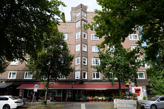 Fotos aus dem Hamburger Stadtteil Veddel - Bezirk Hamburg Mitte; Backsteinbauten / mehrstöckige Siedlungshäuser und Geschäfte in der Veddeler Brückenstraße.