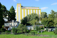 Fotos aus dem Hamburger Stadtteil Wilhelmsburg, Bezirk Hamburg-Mitte; Wohnhäuser und Gartenanlage, dahinter Silos der Auroramühle Hamburg.