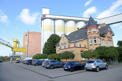 Fotos aus dem Hamburger Stadtteil Wilhelmsburg, Bezirk Hamburg-Mitte; Silos - Auroramühle Hamburg am Reiherstieg, Haulander Hauptdeich. Im Vordergrund die historische Villa Plange, errichtet 1902 - das Gebäude steht unter Denkmalschutz.