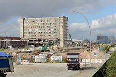 Blick auf das ehem. HHLA Übersee-Zentrum im Hamburger Hafen - Stadtteil Kleiner Grasbrook, Bezirk Hamburg Mitte; Abriss des Verwaltungsgebäudes.