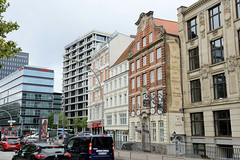 Fotos aus dem Hamburger Stadtteil Altstadt, Bezirk Hamburg Mitte; Willy Brandt Straße Höhe Brandstwiete,  rechts das Asia-Haus und im Hintergrund das ehemalige Spiegelgebäude.