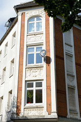 Fotos aus dem Hamburger Stadtteil Wilhelmsburg, Bezirk Hamburg-Mitte; Etagenhaus mit Jugendstildekor am Vogelhüttendeich.