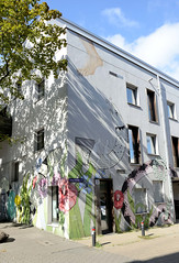 Fotos aus dem Hamburger Stadtteil Wilhelmsburg, Bezirk Hamburg-Mitte; Wandbilder an der Fassade eines Gebäudes an der Dorothea Gartmann Straße.