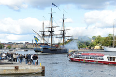Fotos aus Stockholm, der Hauptstadt Schwedens; Kanonendonner der Götheborg von Schweden, Fahrgastschiff und Schaulustige am Skeppsbrokai.