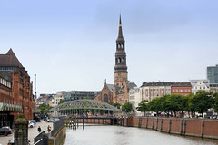 Fotos aus dem Hamburger Stadtteil Altstadt, Bezirk Hamburg Mitte; Blick über den Zollkanal zur Kornhausbrücke, dahinter die Sankt Katharinenkirche.