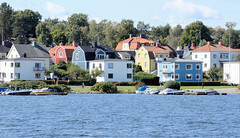 Västervik ist eine Stadt in der schwedischen Provinz Kalmar län und der historischen Provinz Småland. Sie trägt den Beinamen „Perle der Ostküste“.