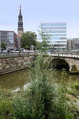Fotos aus dem Hamburger Stadtteil Altstadt, Bezirk Hamburg Mitte; Blick vom Ende des NicolaiFleets zur Zollenbrücke - vormals mündete dort das Gröningerstraßenfleet.