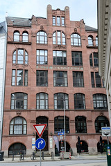 Fotos aus dem Hamburger Stadtteil Altstadt, Bezirk Hamburg Mitte; historisches Kontorhaus an der Straße Neß - Jugendstil Schriftzug alte Bankhalle - das Gebäude wurde 1903 fertiggestellt / Architekt George Radel.