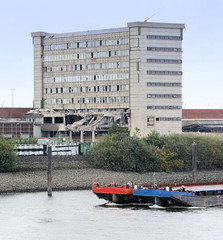 Blick auf das ehem. HHLA Übersee-Zentrum im Hamburger Hafen - Stadtteil Kleiner Grasbrook, Bezirk Hamburg Mitte; Abriss des Verwaltungsgebäudes.