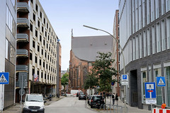 Fotos aus dem Hamburger Stadtteil Altstadt, Bezirk Hamburg Mitte; Blick durch die neue Gröninger Straße zum Kirchenschiff der Sankt Katharinenkirche - links das ehemalige Parkhaus.