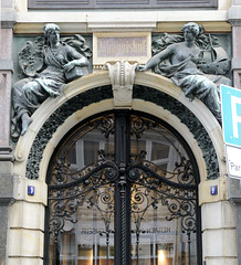 Fotos aus dem Hamburger Stadtteil Altstadt, Bezirk Hamburg Mitte; Eingang vom Kontorhaus Johannishof  an der Kleinen Johannesstraße - das Gebäude wurde 1905 errichtet, Architekt George Radel.