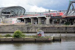 Fotos aus dem Hamburger Stadtteil Rothenburgsort, Bezirk Hamburg Mitte; Landzunge vom Billhafen Löschplatz, dahinter der Oberhafenkanal und die S Bahn Haltestelle Elbbrücken.