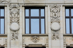 Fotos aus dem Hamburger Stadtteil Altstadt, Bezirk Hamburg Mitte; Details - asiatische Portrait-Reliefs an der Fassade vom Asia-Haus an der Willy Brandt Straße - das Gebäude / Kontorhaus wurde 1906 errichtet, Architekt George Radel.