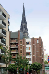 Fotos aus dem Hamburger Stadtteil Altstadt, Bezirk Hamburg Mitte; Blick durch die Reimerstwiete zur Kirchturmspitze der Nikolaikirche.