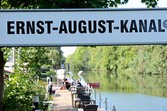 Fotos aus dem Hamburger Stadtteil Wilhelmsburg, Bezirk Hamburg-Mitte; Bootsanleger / Gaststätte am Ernst August Kanal.