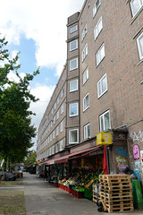 Fotos aus dem Hamburger Stadtteil Veddel - Bezirk Hamburg Mitte; Backsteinbauten / mehrstöckige Siedlungshäuser und Geschäfte in der Veddeler Brückenstraße.