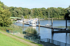 Fotos aus dem Hamburger Stadtteil Wilhelmsburg, Bezirk Hamburg-Mitte; Marina, Sportboothafen Holstenkaten an der SüderElbe.