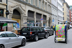 Fotos aus dem Hamburger Stadtteil Altstadt, Bezirk Hamburg Mitte; Blick in die Schauenburgerstraße auf das Bülow-Haus - mit bunter Graffiti versehene Fahrrad Rikscha.