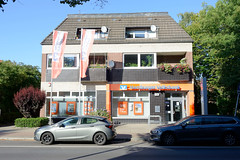 Fotos aus dem Hamburger Stadtteil Wilhelmsburg, Bezirk Hamburg-Mitte; Architektur der 1970er Jahre - Wohn- und Geschäftsgebäude mit Kachelfassade und ausgebauten Dach, Bankhaus.
