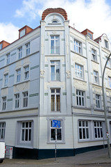 Fotos aus dem Hamburger Stadtteil Wilhelmsburg, Bezirk Hamburg-Mitte; Etagenhäuser mit Fassadendekor am Vogelhüttendeich.