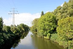 Fotos aus dem Hamburger Stadtteil Wilhelmsburg, Bezirk Hamburg-Mitte;  Blick über den Ernst August Kanal - Hochspannungsleitung - rechts der sogenannte wilde Wald.