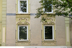 Fotos aus dem Hamburger Stadtteil Wilhelmsburg, Bezirk Hamburg-Mitte;  Jugendstilfassade an einem Gebäude im Vogelhüttendeich.