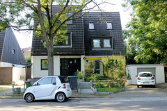 Fotos aus dem Hamburger Stadtteil Wilhelmsburg, Bezirk Hamburg-Mitte; Doppelhaus mit unterschiedlicher Fassadengestaltung / Dachgestaltung.