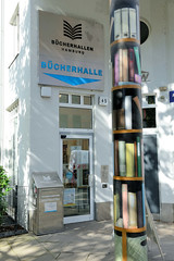Fotos aus dem Hamburger Stadtteil Wilhelmsburg, Bezirk Hamburg-Mitte; mit Büchern und Ordnern bemalte Säule vom Eingang der Bücherhalle am Vogelhüttendeich.