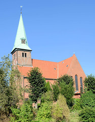 Fotos aus dem Hamburger Stadtteil Wilhelmsburg, Bezirk Hamburg-Mitte; Kreuzkirche in Kirchdorf - ursprünglich errichtet 1617, umgebaut 1894.